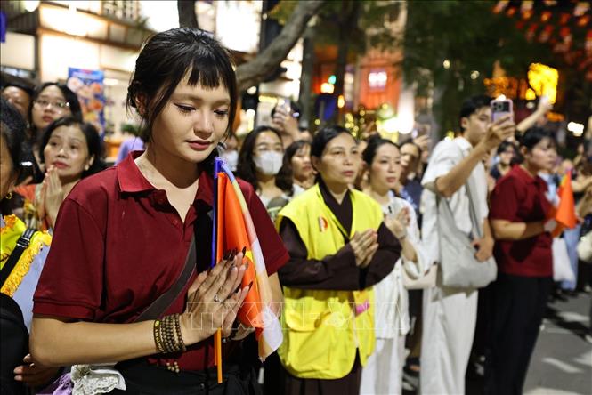 Đoàn cung rước Xá Lợi Phật đi qua các tuyến phố trung tâm thu hút đông đảo công chúng thành kính chiêm bái. Ảnh: Minh Đức - TTXVN