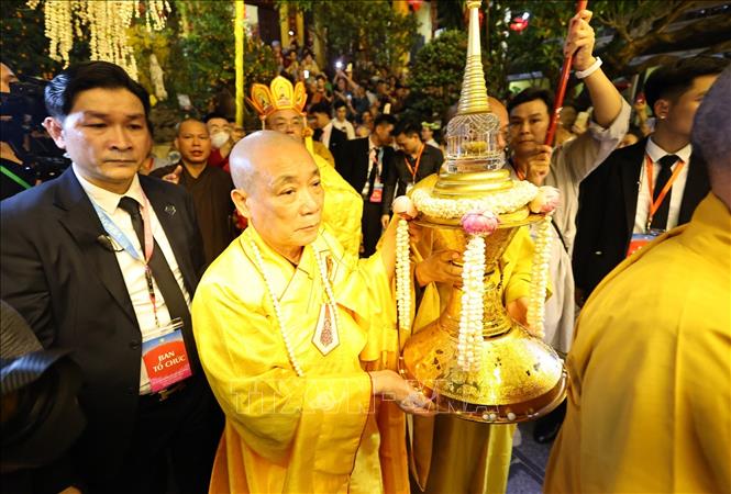 Đoàn cung rước Xá Lợi Phật đi qua các tuyến phố trung tâm thu hút đông đảo công chúng thành kính chiêm bái. Ảnh: Minh Đức - TTXVN