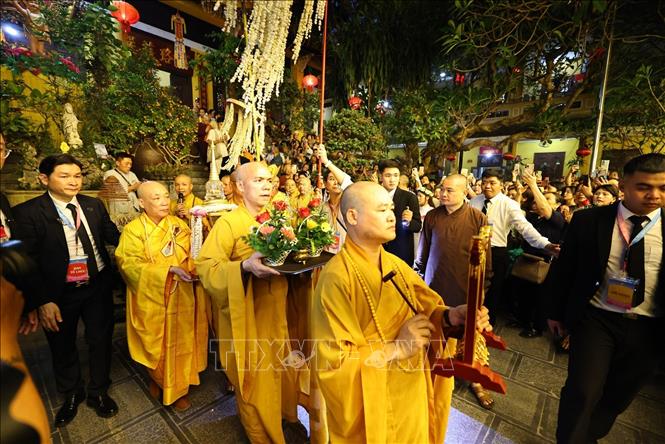 Lễ rước Xá Lợi Phật và xe hoa cầu nguyện Quốc thái dân an trên các tuyến phố. Ảnh: Minh Đức - TTXVN