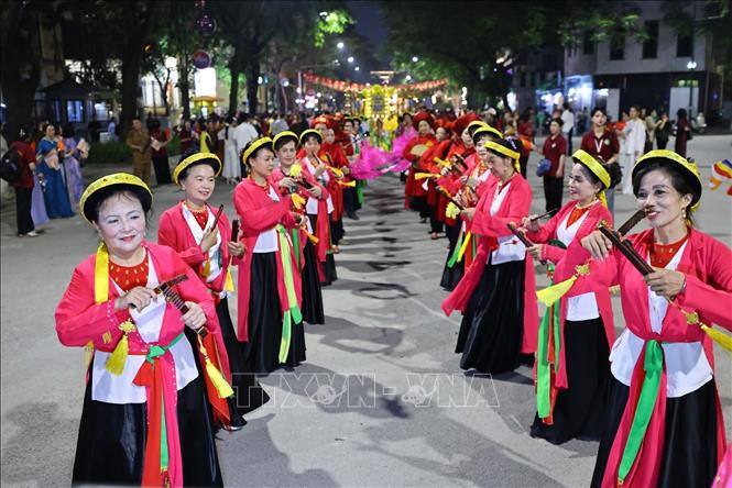 Lễ rước Xá Lợi Phật và xe hoa cầu nguyện Quốc thái dân an trên các tuyến phố. Ảnh: Minh Đức - TTXVN


