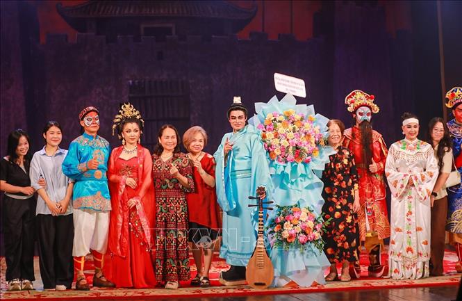 Khán giả chụp ảnh chung cùng các nghệ sĩ. Ảnh: Khánh Hoà - TTXVN