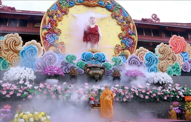 Đại lão Hòa thượng Thích Trí Quảng, Pháp chủ Giáo hội Phật giáo Việt Nam dâng hương trước tôn tượng Phật đản sanh. Ảnh: Xuân Khu - TTXVN