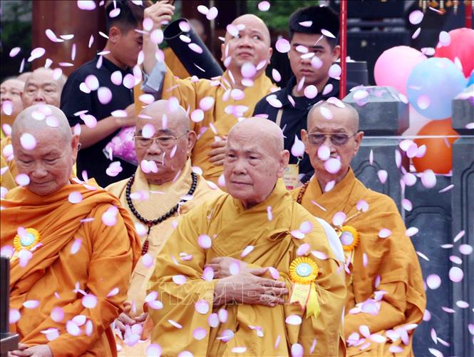 Trưởng lão Hòa thượng Thích Thiện Nhơn (hàng trên, ngoài cùng bên phải), Phó Pháp chủ Hội đồng Chứng minh, Chủ tịch Hội đồng Trị sự Giáo hội Phật giáo Việt Nam quang lâm chứng minh Đại lễ. Ảnh: Xuân Khu - TTXVN
