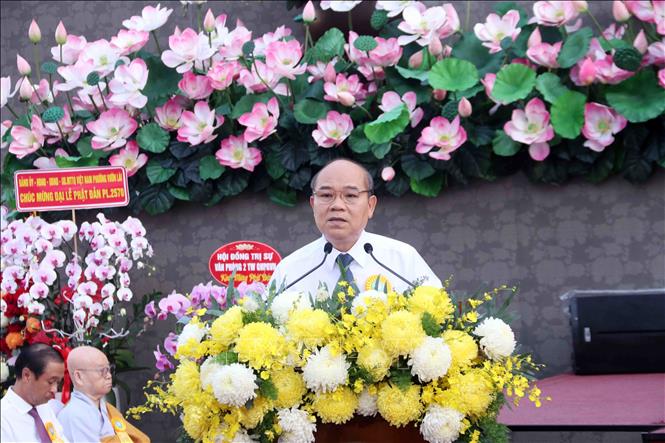 Ổng Trần Văn Bảy, Phó Chủ tịch UBND Thành phố thay mặt lãnh đạo Thành phố chúc mừng Đại lễ Phật đản. Ảnh: Xuân Khu - TTXVN