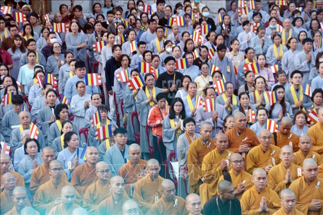 Đông đảo Tăng ni, Phật tử Thành phố Hồ Chí Minh cùng dự Đại lễ. Ảnh: Xuân Khu - TTXVN