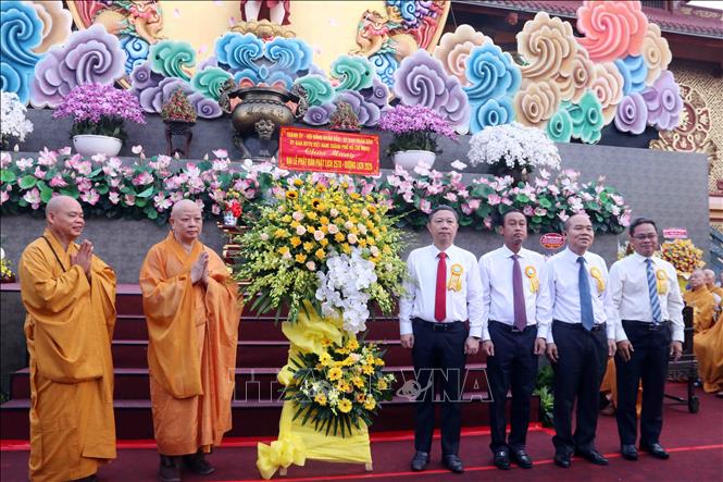 Lãnh đạo Thành phố Hồ Chí Minh tặng hoa chúc mừng Đại lễ. Ảnh: Xuân Khu - TTXVN