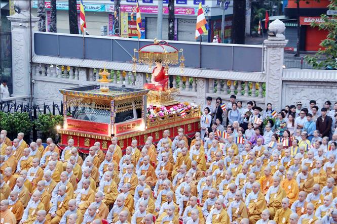 Đông đảo Tăng ni, Phật tử Thành phố Hồ Chí Minh cùng dự Đại lễ. Ảnh: Xuân Khu - TTXVN