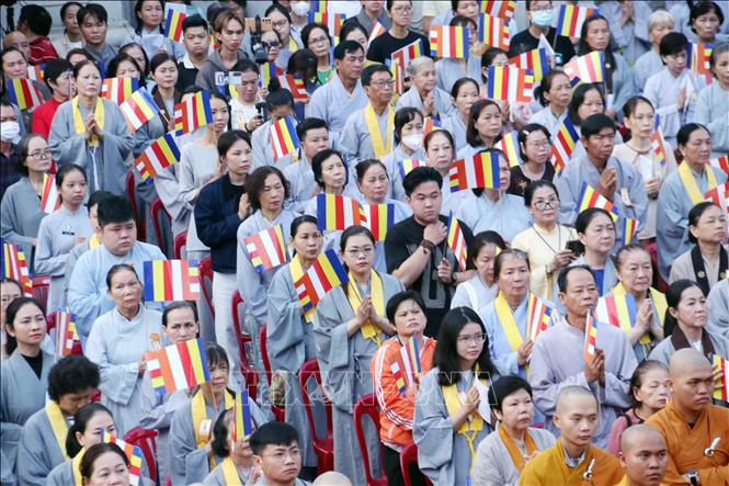 Đông đảo Phật tử Thành phố dự Đại lễ. Ảnh: Xuân Khu - TTXVN