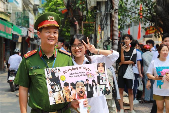 Lực lượng chức năng luôn có mặt hỗ trợ các thí sinh một cách tốt nhất. Ảnh: Khánh Hoà - TTXVN