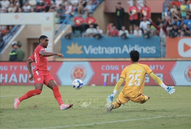 Cầu thủ Alan Grafite ghi bàn thắng mở tỉ số 1:0 cho đội Công an Hà Nội. Ảnh: Phạm Tuấn Anh - TTXVN