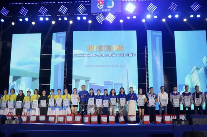 Ban tổ chức tuyên dương thanh niên công nhân tiêu biểu. Ảnh: Thái Hùng- TTXVN 
