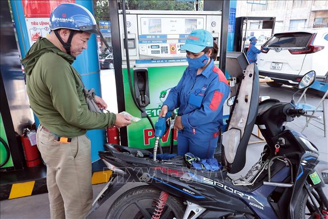 Mua bán xăng dầu tại một điểm kinh doanh xăng dầu của PVOIL ngày 1/6. Ảnh: Trần Việt - TTXVN