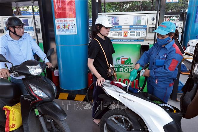 Mua bán xăng dầu tại một điểm kinh doanh xăng dầu của PVOIL ngày 1/6. Ảnh: Trần Việt - TTXVN