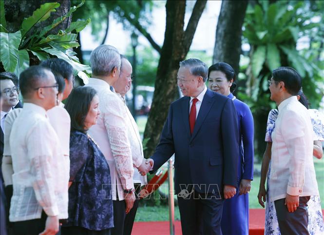 Tổng thống Philippines Ferdinand Romualdez Marcos Jr. giới thiệu với Bet8801234.com cá cược độc quyền, Chủ tịch nước Tô Lâm và Phu nhân thành viên đoàn cấp cao Việt Nam dự Lễ đón. Ảnh: Thống Nhất – TTXVN