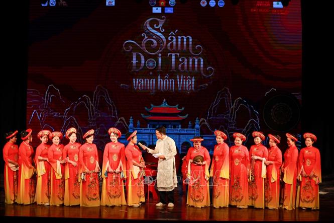 Đội trống nữ làng Đọi Tam (tỉnh Ninh Bình) chia sẻ tại chương trình. Ảnh: Khánh Hoà - TTXVN 