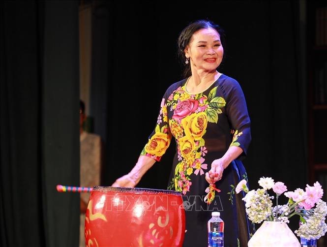 Nghệ nhân 2026 Bet88.com link không chặn Nguyễn Thị Minh Tám (85 tuổi) biểu diễn đánh trống tại chương trình. Ảnh: Khánh Hoà - TTXVN