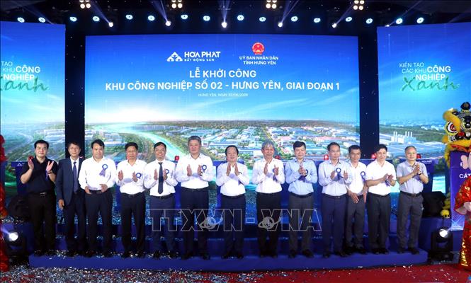 Các đại biểu chụp ảnh lưu niệm tại Lễ khởi công Khu công nghiệp số 02 – Hưng Yên (giai đoạn 1). Ảnh: Đinh Văn Nhiều - TTXVN
