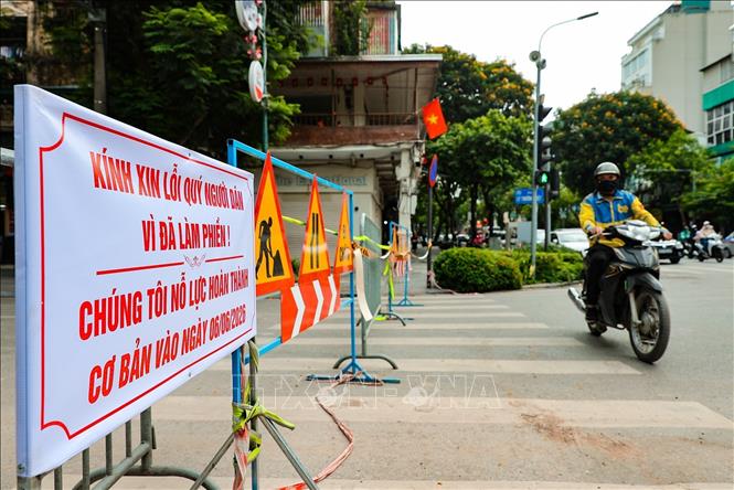 Đơn vị thi công căng rào chắn, đặt biển xin lỗi người dân và đảm bảo hoàn thành tiến độ vào ngày 6/6/2026 tại ngã tư Lý Thường Kiệt - Bà Triệu. Ảnh: Lê Đông - TTXVN