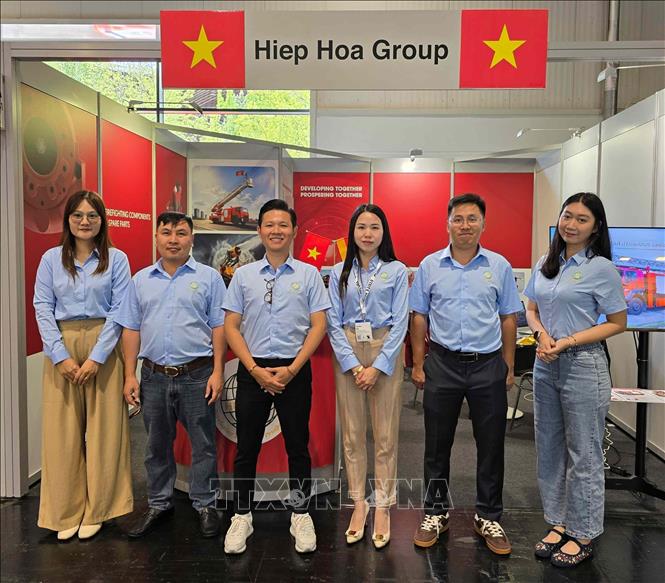 Đại diện doanh nghiệp Việt Nam tham gia triển lãm INTERSCHUTZ 2026. Ảnh: Vũ Hiệp - PV TTXVN tại Đức
