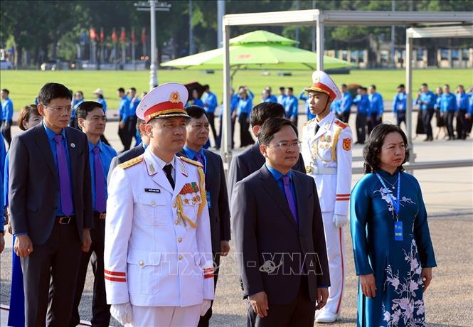 Đoàn đại biểu Công đoàn Việt Nam vào Lăng viếng Chủ tịch Hồ Chí Minh. Ảnh: Tuấn Anh - TTXVN
