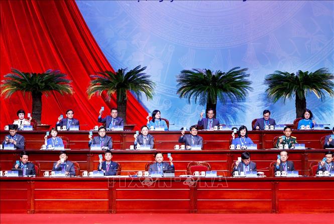 Các đại biểu biểu quyết tại đại hội. Ảnh: Tuấn Anh - TTXVN