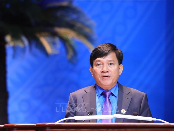 Đồng chí Nguyễn Xuân Hùng, Phó Chủ tịch Tổng liên đoàn Việt Nam (khoá XIII) Báo cáo về sửa đổi, bổ sung Điều lệ Công đoàn Việt Nam. Ảnh: Tuấn Anh - TTXVN