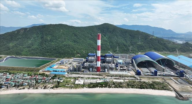 Dự án Nhà máy nhiệt điện Vũng Áng II, được khởi công xây dựng từ năm 2021, tổng vốn đầu tư 2,2 tỷ USD, gồm 2 tổ máy có tổng công suất hơn 1.300 MW. Đây là dự án FDI trọng điểm tại Khu kinh tế Vũng Áng, đến nay đã đưa vào hoạt động sản xuất và hoà vào lưới điện Quốc gia. Ảnh: Vũ Sinh - TTXVN