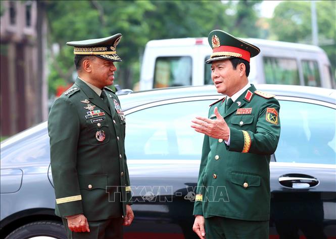 Đại tướng Nguyễn Tân Cương, Tổng Tham mưu trưởng QĐND Việt Nam, Thứ trưởng Bộ Quốc phòng và Đại tướng Romeo Brawner Junior Tham mưu trưởng Lực lượng vũ trang Philippines tại lễ đón. Ảnh: An Đăng - TTXVN