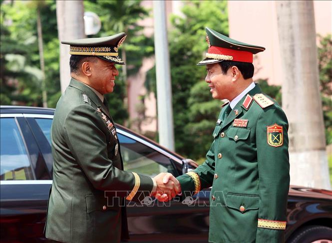 Đại tướng Nguyễn Tân Cương, Tổng Tham mưu trưởng QĐND Việt Nam, Thứ trưởng Bộ Quốc phòng và Đại tướng Romeo Brawner Junior Tham mưu trưởng Lực lượng vũ trang Philippines tại lễ đón. Ảnh: An Đăng - TTXVN