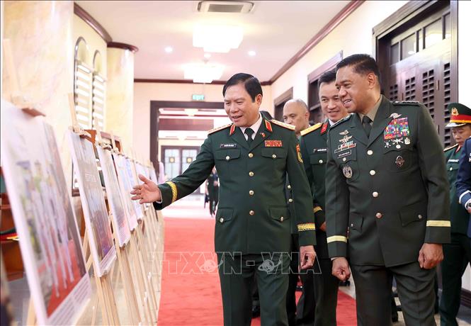Đại tướng Nguyễn Tân Cương, Tổng Tham mưu trưởng QĐND Việt Nam, Thứ trưởng Bộ Quốc phòng và Đại tướng Romeo Brawner Junior Tham mưu trưởng Lực lượng vũ trang Philippines tham quan trưng bày ảnh về quan hệ hai nước. Ảnh: An Đăng - TTXVN