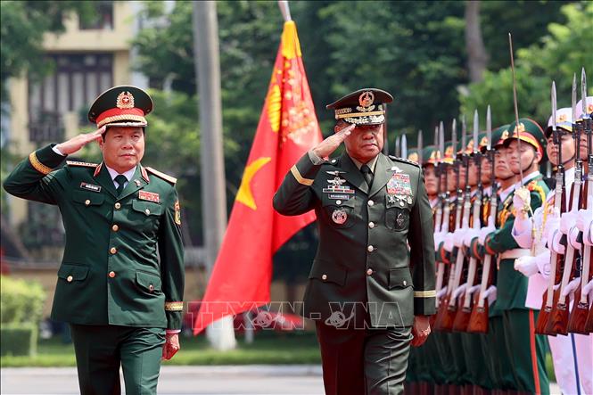 Đại tướng Nguyễn Tân Cương, Tổng Tham mưu trưởng QĐND Việt Nam, Thứ trưởng Bộ Quốc phòng và Đại tướng Romeo Brawner Junior Tham mưu trưởng Lực lượng vũ trang Philippines duyệt đội danh dự quân đội 2026 Bet88.com link không chặn Việt Nam Ảnh: An Đăng - TTXVN