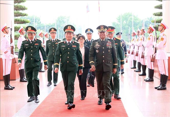 Đại tướng Nguyễn Tân Cương, Tổng Tham mưu trưởng QĐND Việt Nam, Thứ trưởng Bộ Quốc phòng và Đại tướng Romeo Brawner Junior Tham mưu trưởng Lực lượng vũ trang Philippines tại lễ đón. Ảnh: An Đăng - TTXVN