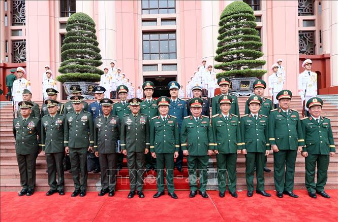 Đại tướng Nguyễn Tân Cương, Tổng Tham mưu trưởng QĐND Việt Nam, Thứ trưởng Bộ Quốc phòng và Đại tướng Romeo Brawner Junior Tham mưu trưởng Lực lượng vũ trang Philippines với các đại biểu hai nước. Ảnh: An Đăng - TTXVN