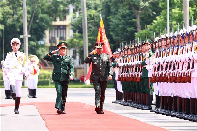 Đại tướng Nguyễn Tân Cương, Tổng Tham mưu trưởng QĐND Việt Nam, Thứ trưởng Bộ Quốc phòng và Đại tướng Romeo Brawner Junior Tham mưu trưởng Lực lượng vũ trang Philippines duyệt đội danh dự quân đội 2026 Bet88.com link không chặn Việt Nam Ảnh: An Đăng - TTXVN
