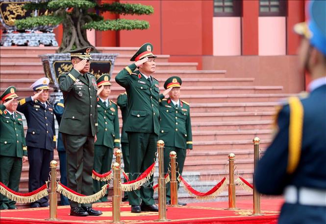 Đại tướng Nguyễn Tân Cương, Tổng Tham mưu trưởng QĐND Việt Nam, Thứ trưởng Bộ Quốc phòng và Đại tướng Romeo Brawner Junior Tham mưu trưởng Lực lượng vũ trang Philippines thực hiện nghi lễ chào cờ hai nước. Ảnh: An Đăng - TTXVN