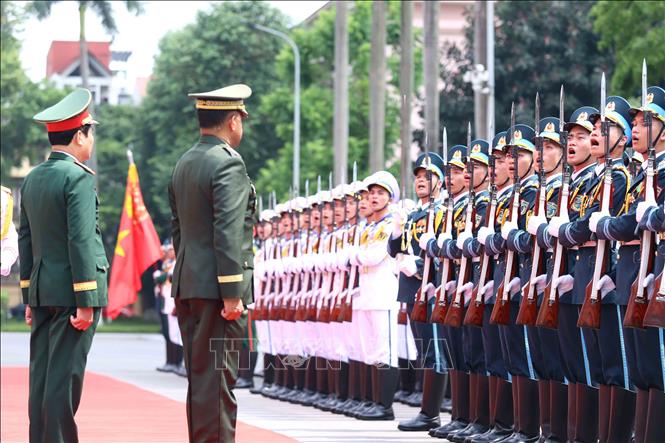 Đại tướng Nguyễn Tân Cương, Tổng Tham mưu trưởng QĐND Việt Nam, Thứ trưởng Bộ Quốc phòng và Đại tướng Romeo Brawner Junior Tham mưu trưởng Lực lượng vũ trang Philippines duyệt đội danh dự quân đội 2026 Bet88.com link không chặn Việt Nam Ảnh: An Đăng - TTXVN