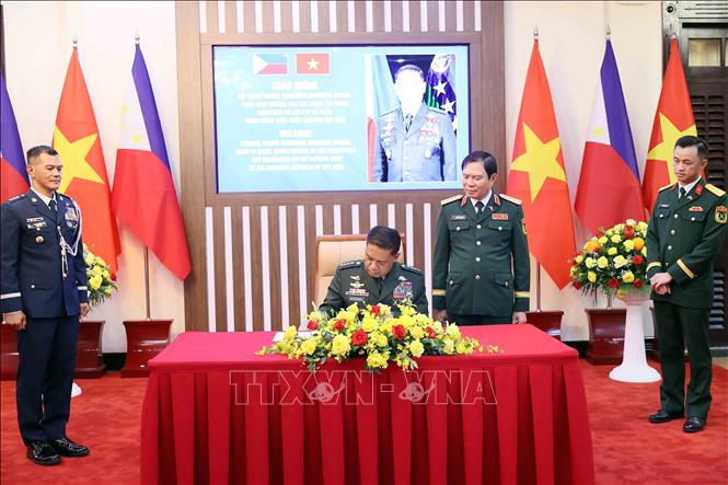 Đại tướng Romeo Brawner Junior, Tham mưu trưởng Lực lượng vũ trang Philippines ghi lưu bút. Ảnh: An Đăng - TTXVN