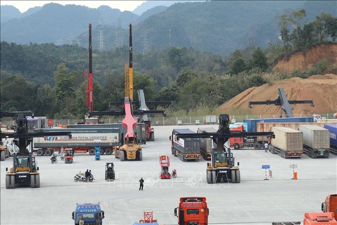 Công viên Logistics Viettel Lạng Sơn xây dựng hệ thống quản lý vận tải, quản lý kho và hơn 2.000 camera AI giám sát, điều phối hoạt động xuất nhập khẩu. Ảnh: Quang Duy - TTXVN