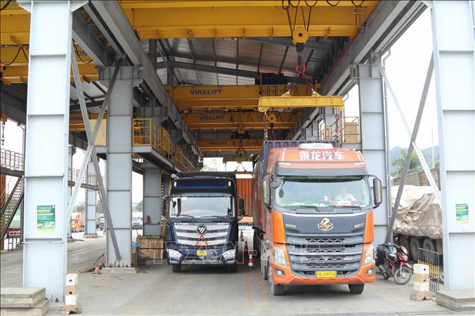 Hệ thống sang tải hàng hóa Container trong bãi xe Xuân Cương thuộc khu vực cửa khẩu quốc tế Hữu Nghị
Ảnh: Quang Duy – TTXVN