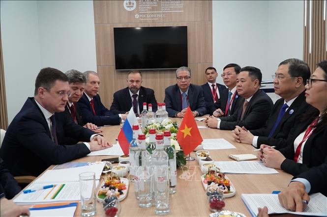 Phó Thủ tướng thường trực Phạm Gia Túc làm việc với Phó Thủ tướng Nga Alexander Novak. Ảnh: Tâm Hằng - PV TTXVN tại LB Nga