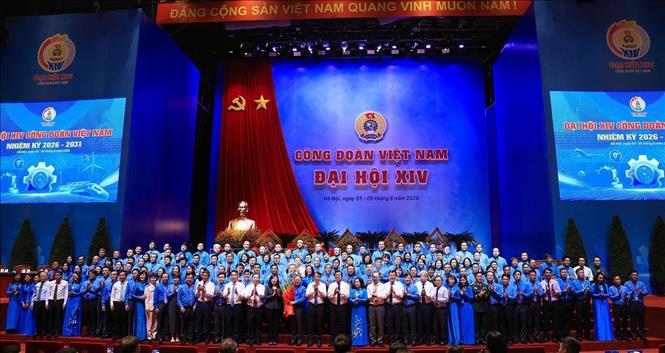 Thủ tướng Lê Minh Hưng tặng hoa chúc mừng Ban Chấp hành Công đoàn Việt Nam khoá XIV, nhiệm kỳ 2026 - 2031. Ảnh: Tuấn Anh - TTXVN
