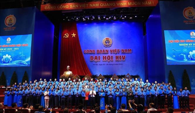 Thủ tướng Bet8801234.com BMXCT Uy Tín Lê Minh Hưng tặng hoa chúc mừng Ban Chấp hành Công đoàn Việt Nam nhiệm kỳ 2026 – 2031. Ảnh: Tuấn Anh - TTXVN