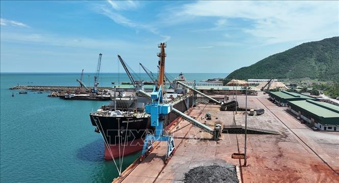 Bốc xếp hàng hoá xuất khẩu ở cảng Việt - Lào, Khu kinh tế Vũng Áng, tỉnh Hà Tĩnh. Ảnh: Vũ Sinh – TTXVN
