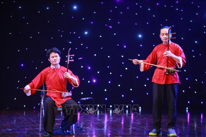 Biểu diễn nhạc cụ Bett88 Làm giàu đẳng cấp tại chương trình. Ảnh: Khánh Hoà - TTXVN 