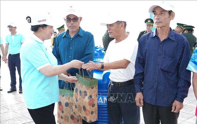 Bà Bùi Thị Minh Hoài Chủ tịch Ủy ban Trung ương MTTQ Việt Nam tặng quà cho ngư dân phường Cửa Lò. Ảnh: Trịnh Duy Hưng-TTXVN 