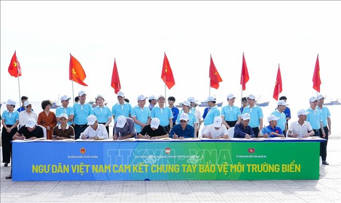 Ngư dân ký cam kết bảo vệ môi trường. Ảnh: Trịnh Duy Hưng-TTXVN	