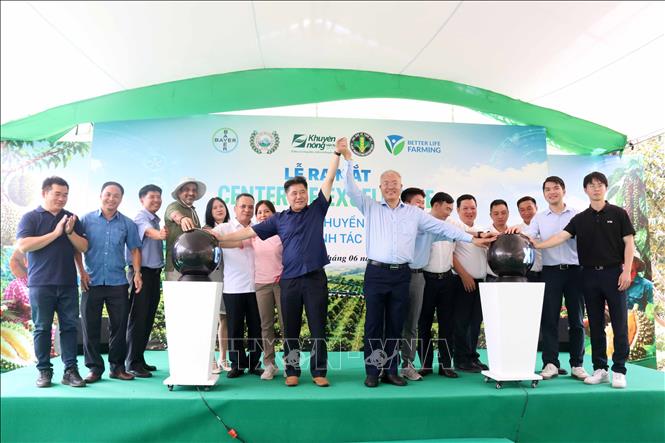 Nghi thức ra mắt chương trình hợp tác xây dựng mô hình chuyển giao công nghệ canh tác bền vững - CoE tại vùng Tây Nguyên. Ảnh: Hoài Thu – TTXVN.
