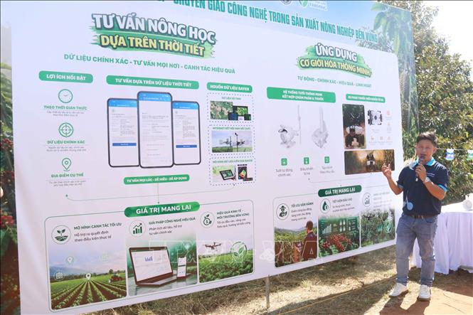 Giới thiệu các giải pháp công nghệ tích hợp tại mô hình CoE. Ảnh: Hoài Thu – TTXVN.