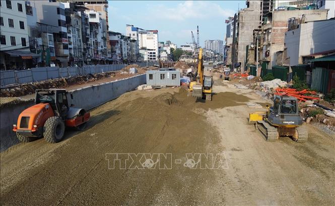 Không khí thi công khẩn trương trong những ngày đầu Hè oi bức trên công trường Dự án đường Vành đai 1 đoạn Hoàng Cầu - Voi Phục. Ảnh: Quốc Khánh - TTXVN