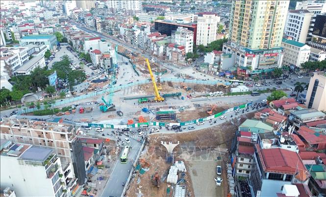 Cầu vượt tại nút giao Nguyễn Chí Thanh là một trong hai cầu vượt trên tuyến đang được nhà thầu thi công khẩn trương. Ảnh: Quốc Khánh - TTXVN